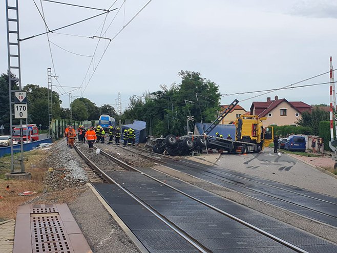 Праг: Воз ударио у камион (Фото: Twitter/@PolicieCZ) - 