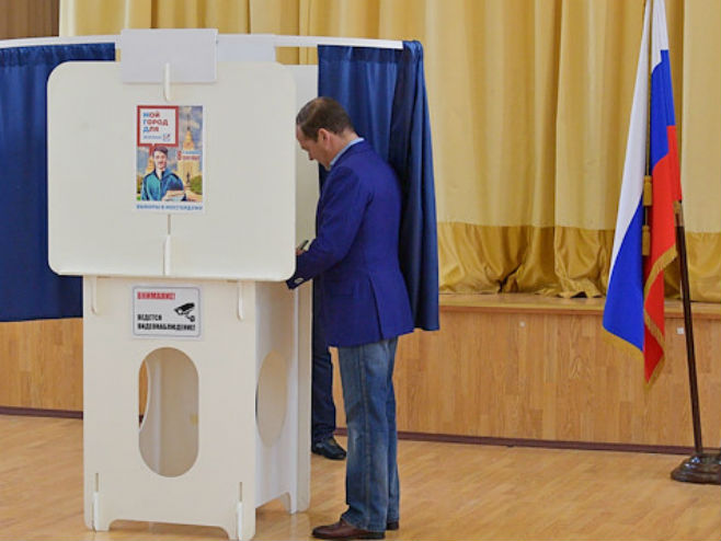 Дмитриј Медведев гласа на изборима (Фото: Sputnik) - 