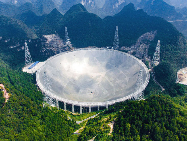 Највећи свјетски сферни радио-телескоп ФАСТ (фото: Xinhua/Liu Xu) - 