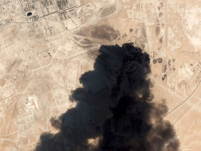 Сателитски снимак дима изнад нафтних постројења (фото: Planet Labs Inc / Associated Press) - 