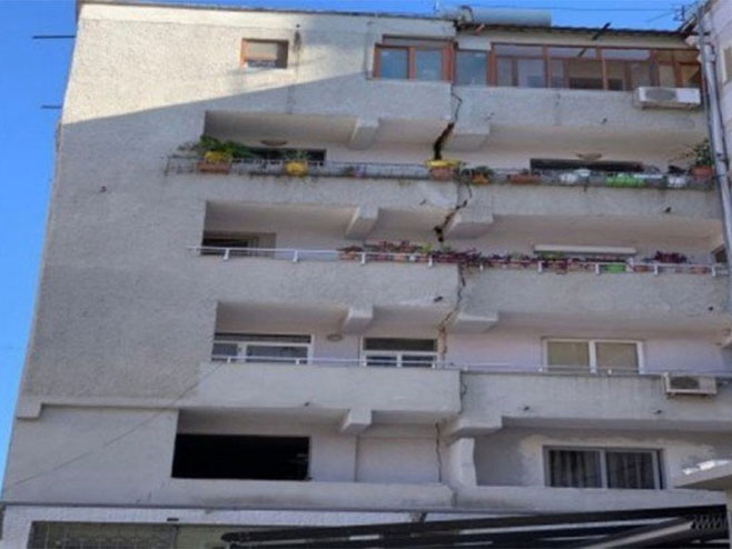 Тирана- земљотрес преполовио зграду - 