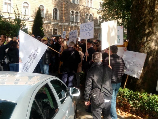 Протест здравствених радника испред зграде Владе КС (Фото: А. Ченгић/Аваз) - 