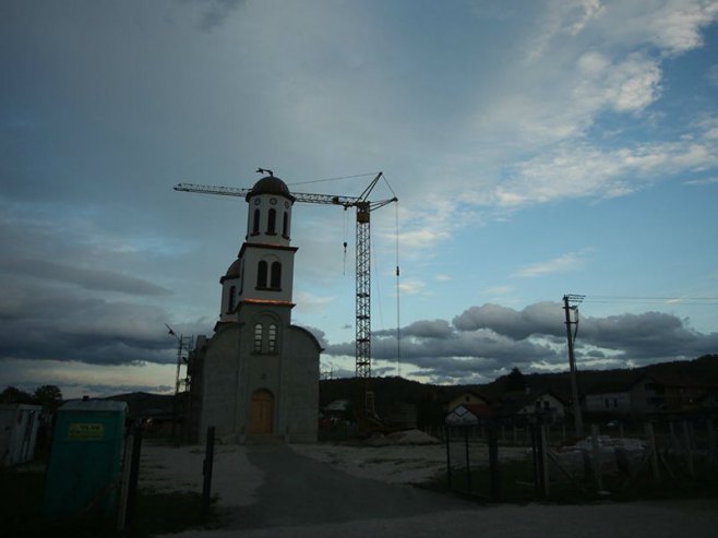 Вјетар сломио крст на цркви (Фото: Синиша Пашалић/РАС Србија) - 