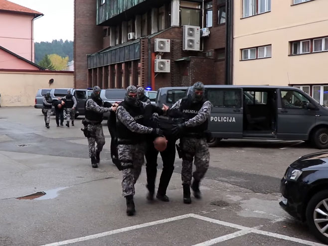 Привођење осумњичених у полицијској акцији "Објекат" (фото: Tuzlanski TV / screenshot) - 