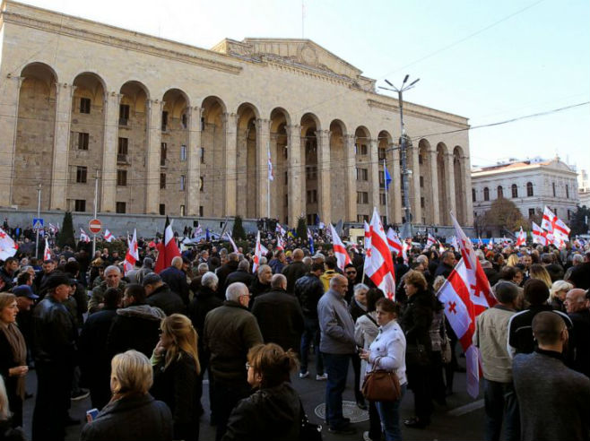 Протести испред Парламента Грузије - Фото: AP