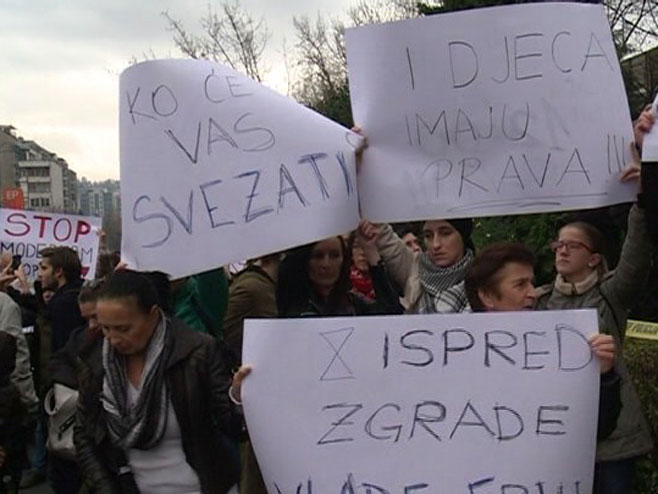 Протест због шокантног третмана дјеце у Пазарићу - Фото: РТРС