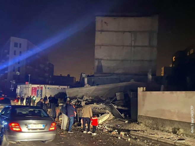 У земљотресу срушена зграда у Драчу - 