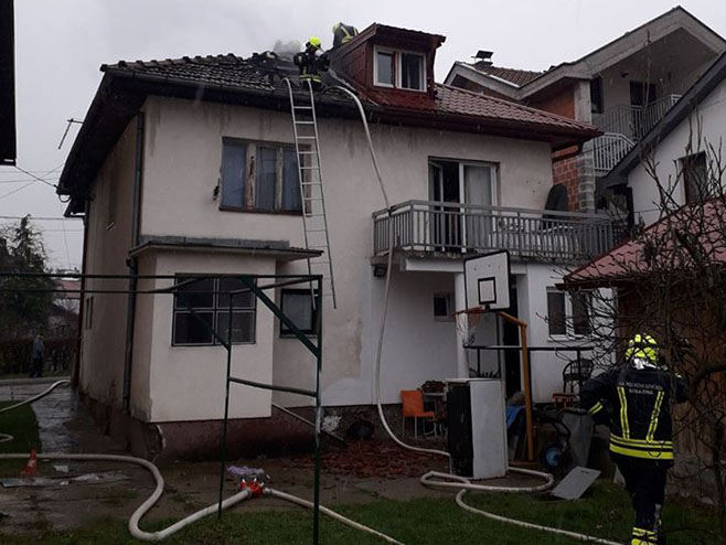 Старчевица - пожар на кући (Фото: FB/Vatrogasna brigada Banjaluka) - 