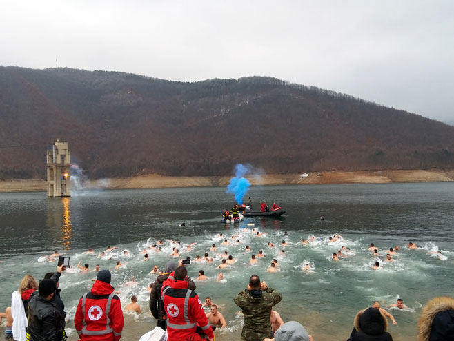 Богојављенско пливање за Часни крст, језеро Газиводе - Фото: СРНА