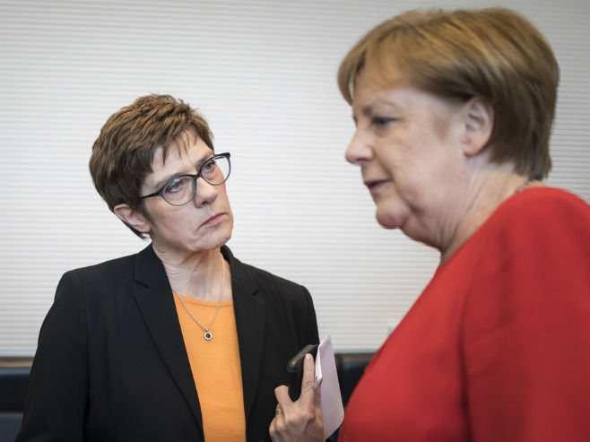 Ангела Меркел и Анегрет Крамп-Каренбауер (Фото: augengeradeaus.net) - 