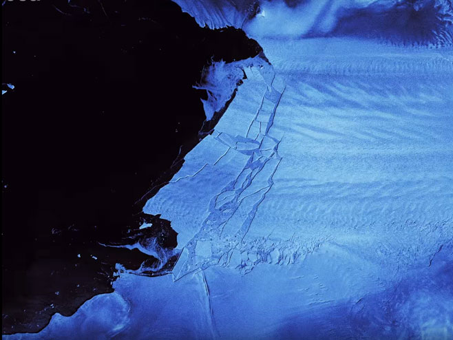 Одломљена санта леда (фото: Youtube / European Space Agency) - 