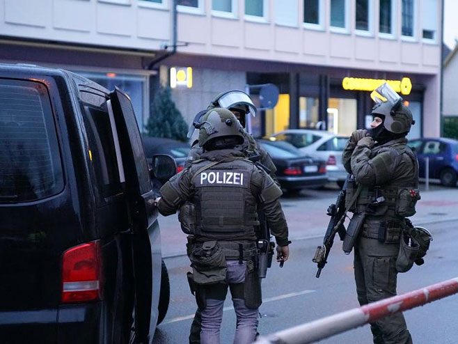 Њемачка полиција (фото: twitter.com/Conflits_FR) - 