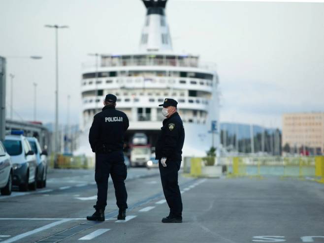 У луку Сплит упловио брод из Анконе (Фото:  Tom Dubravec/HANZA MEDIA) - 
