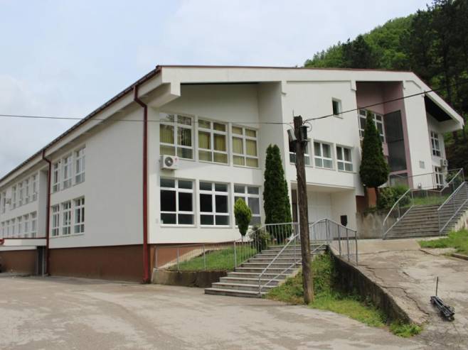 Прва основна школа у Сребреници - 