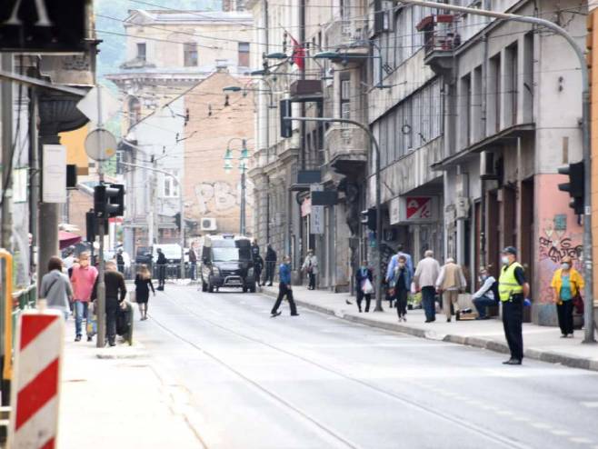 Блокиране улице у центру града (фото: M. Kadrić) - 