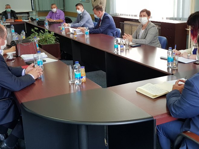 Добој - министар Поповић са представницима Жељезница - Фото: СРНА