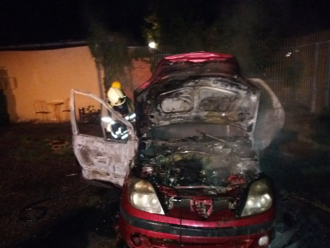 Изгорио аутомобил у Приједору - Фото: Facebook
