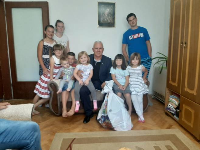Арлов уручио пригодне поклоне једанаесточланој породици - Фото: РТРС