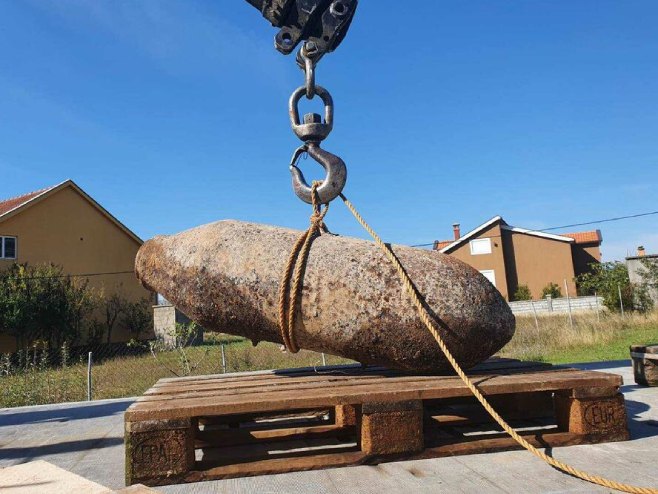 Диноша: Уклоњена бомба из Другог свјетског рата (Фото: МУП Црне Горе) - 