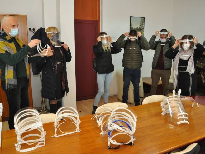 Средњошколци поклонили визире Дому здравља у Приједору - Фото: СРНА
