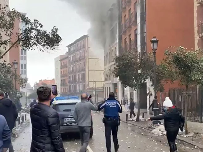 Снажна експлозија у Мадриду (фото: JuancarPliego/twitter) - 