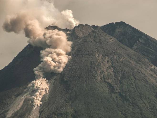 Ерупција вулкана у Индонезији - Фото: Тwitter
