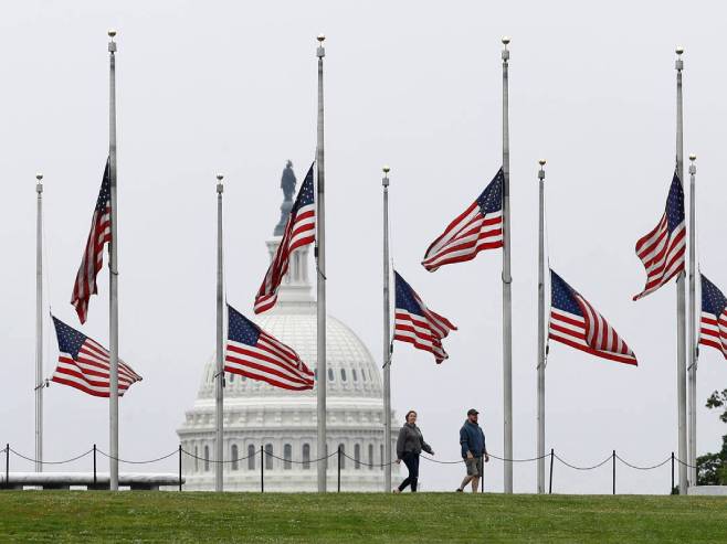 Америчке заставе на пола копља - Фото: AP