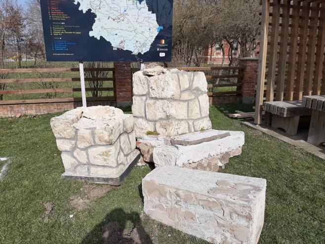 Срушени споменик (фото: twitter.com/SrpskoV) - 