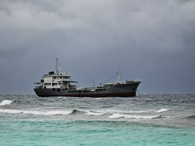 Снимљен брод који лебди изнад мора (Фото: rs-lat.sputniknews.com) - 