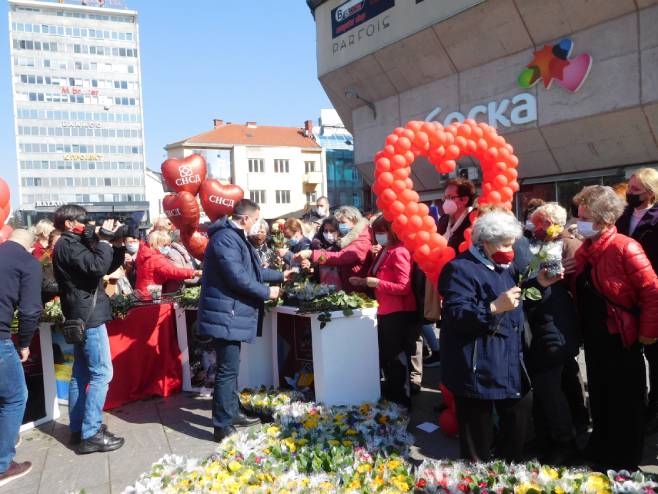 СНСД подијело цвијеће женама Бањалуке - Фото: СРНА