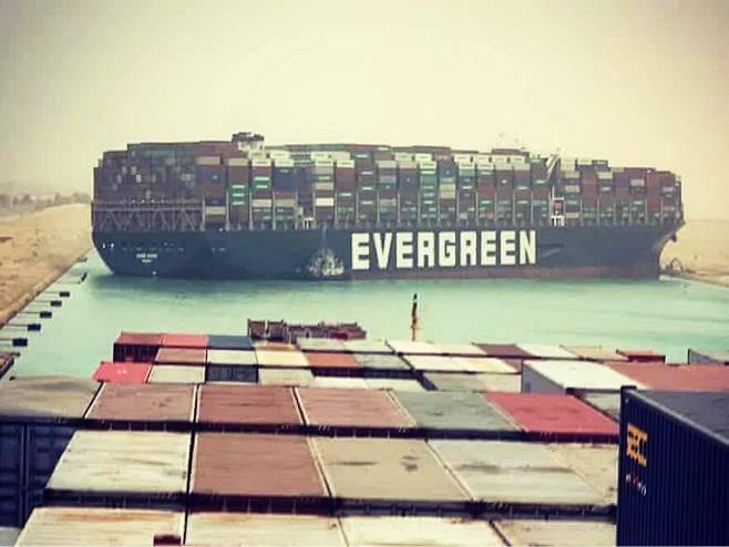 Насукани теретни брод у Суецком каналу (Фото: The Bangkok Post/Instagram) - 