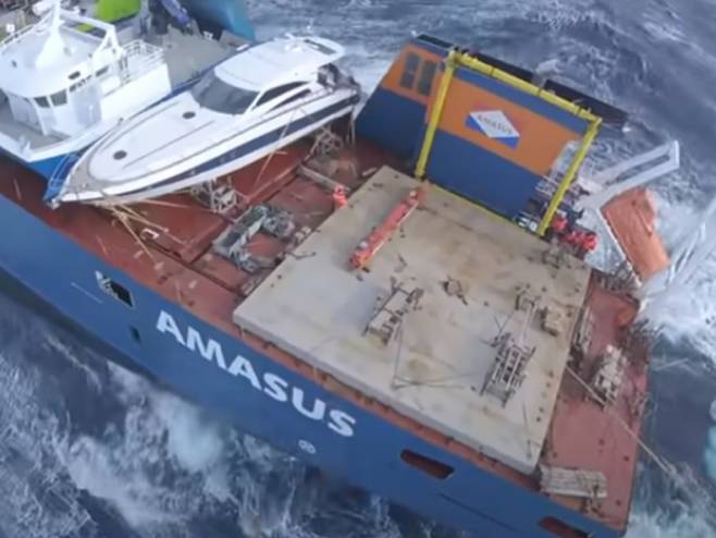 Теретни брод захватило невријеме, објављен драматичан снимак спасавања посаде - Фото: Screenshot/YouTube