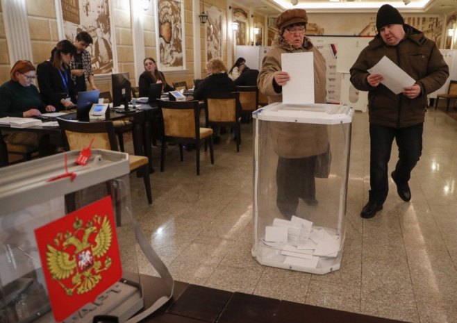 Избори у Русији (Фото: EPA-EFE/MAXIM SHIPENKOV/илустрација) - 