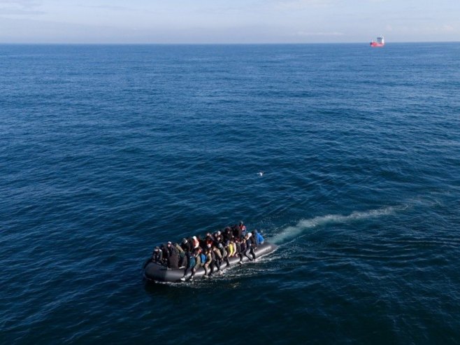Мигранти (Фото: EPA-EFE/TOLGA AKMEN/илустрација) - 