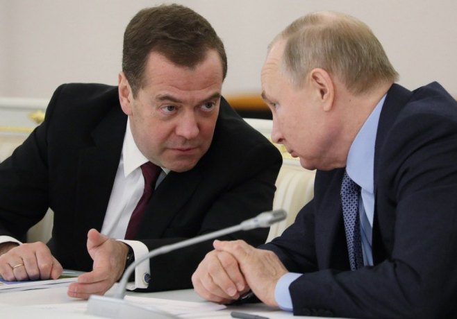 Медведев и Путин  (Фото:EPA-EFE/EKATERINA SHTUKINA / SPUTNIK / KREMLIN POOL MANDATORY CREDIT) - 