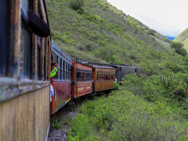 Воз (Фото: EPA-EFE/Jose Jacome/илустрација) - 
