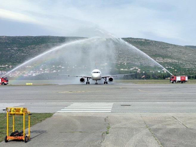 Авион из Београда стигао у Мостар - Фото: РТРС