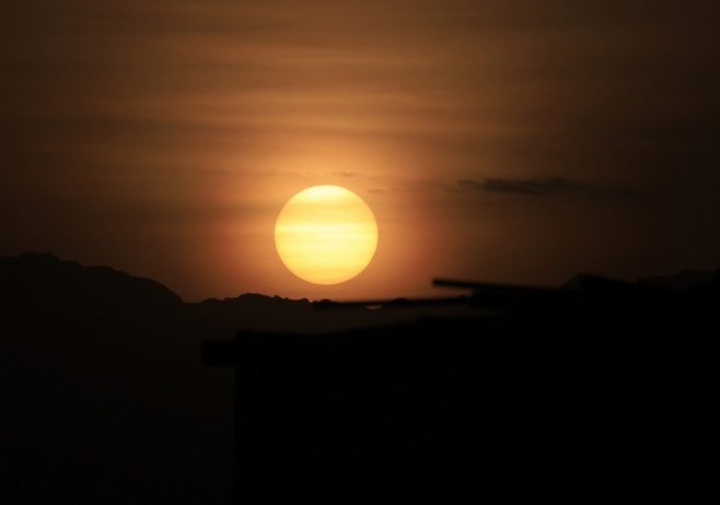 Сунце, илустрација (Фото: EPA-EFE/YAHYA ARHAB) - 