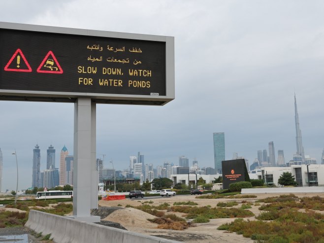 Упозорење због кише у Дубаију (Фото: EPA-EFE/ALI HAIDER) - 