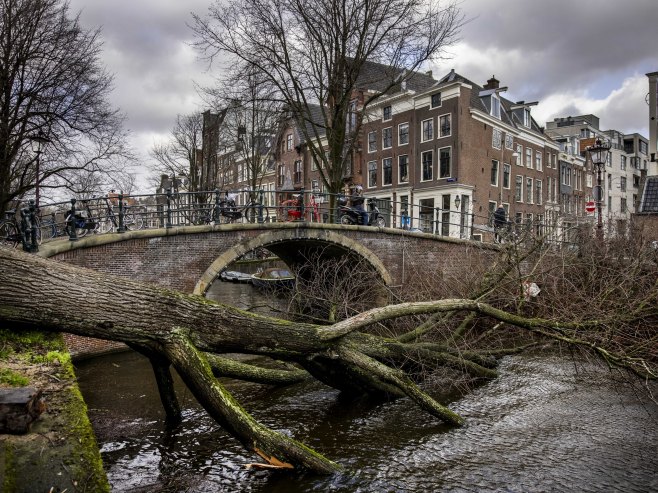 Десетине летова отказано због олујног невремена на аеродрому у Амстердаму