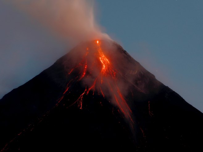 Ерупција вулкана (Фото: EPA-EFE/FRANCIS R. MALASIG/илустрација) - 
