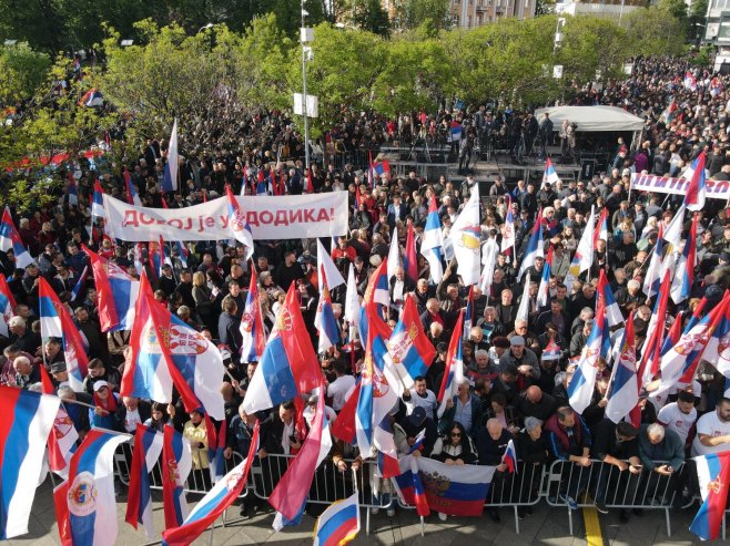 УЖИВО - "Српска те зове"; На Тргу Крајине окупљени многобројни грађани (ФОТО/ВИДЕО)