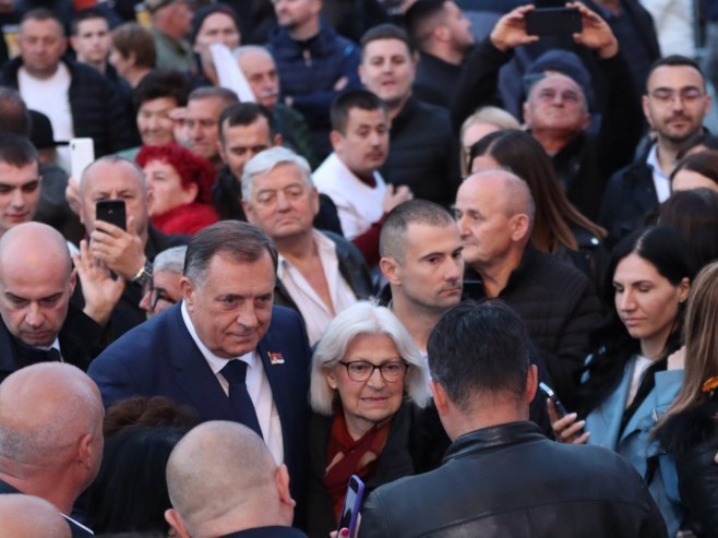 Додик са окупљенима након митинга "Српска те зове" (ФОТО)