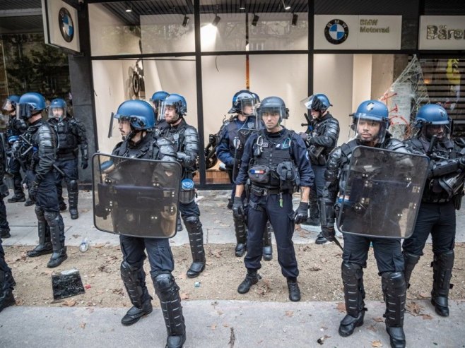 Полиција Француске (Фото: EPA-EFE/CHRISTOPHE PETIT TESSON) - 