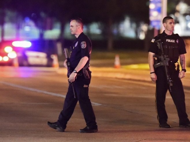 САД: Убијена четири полицајца, неколико рањено током уручивања налога за хапшење (ВИДЕО)