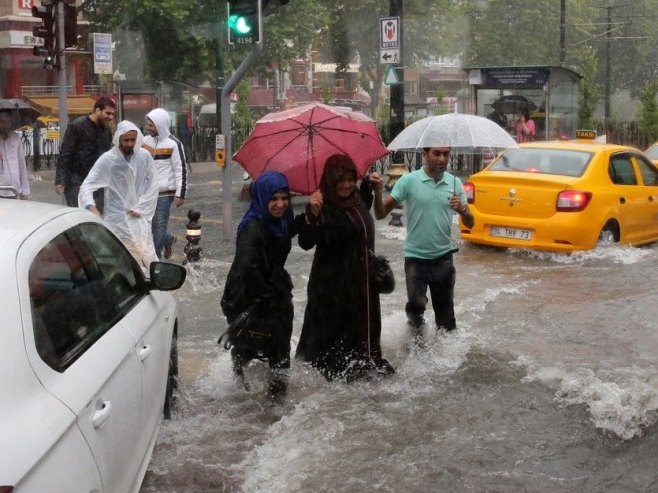 Анкара поплављена, главним саобраћајницама теку ријеке (ВИДЕО)