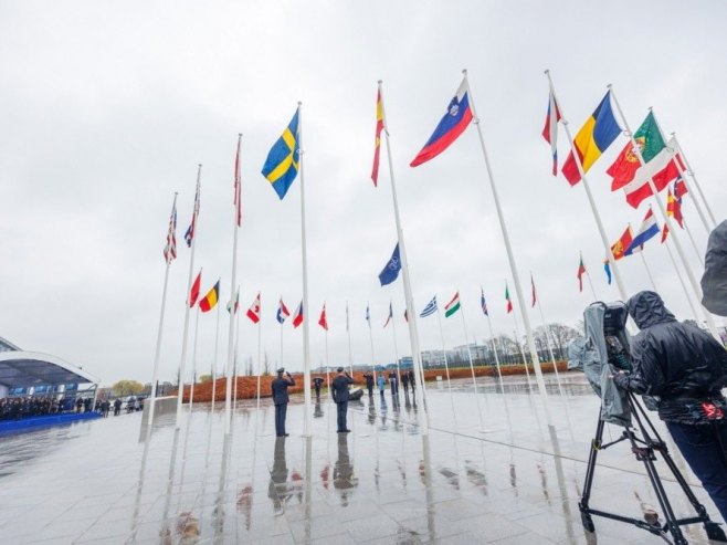 Заставе НАТО земаља (Фото: EPA/OLIVIER MATTHYS) - 