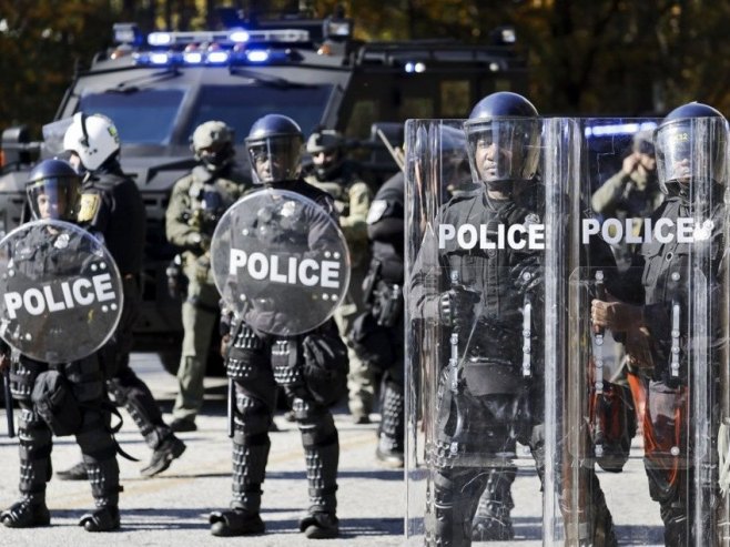 Полиција САД (Фото: EPA-EFE/ERIK S. LESSER) - 