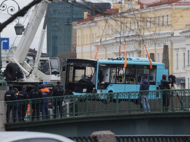 Санкт Петербург: Повећан број погинулих приликом пада аутобуса у ријеку на седам (ФОТО/ВИДЕО)