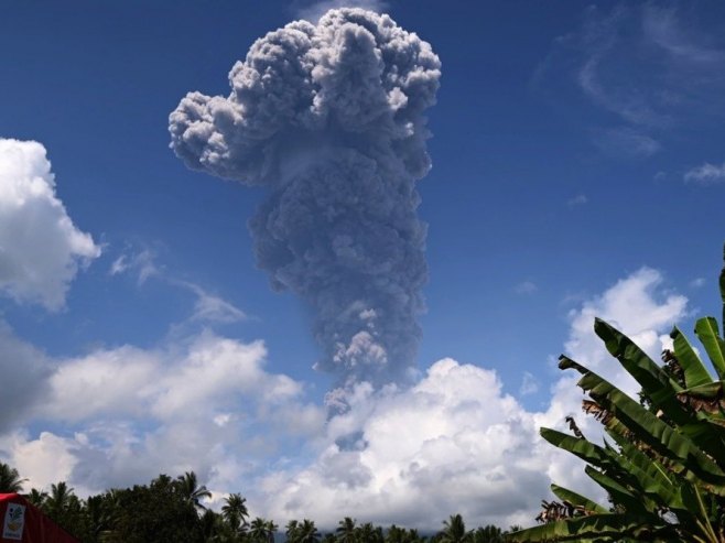 Ерупција вулкана Ибу; Највиши ниво узбуне на индонежанском острву (ВИДЕО)